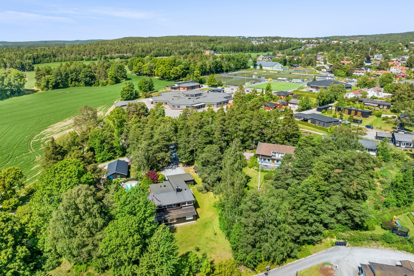 Boligen ligger i et grønt og frodig område med nærhet til skoler og idrettsanlegg. Rolig og barnevennlig nabolag. Galleribilde