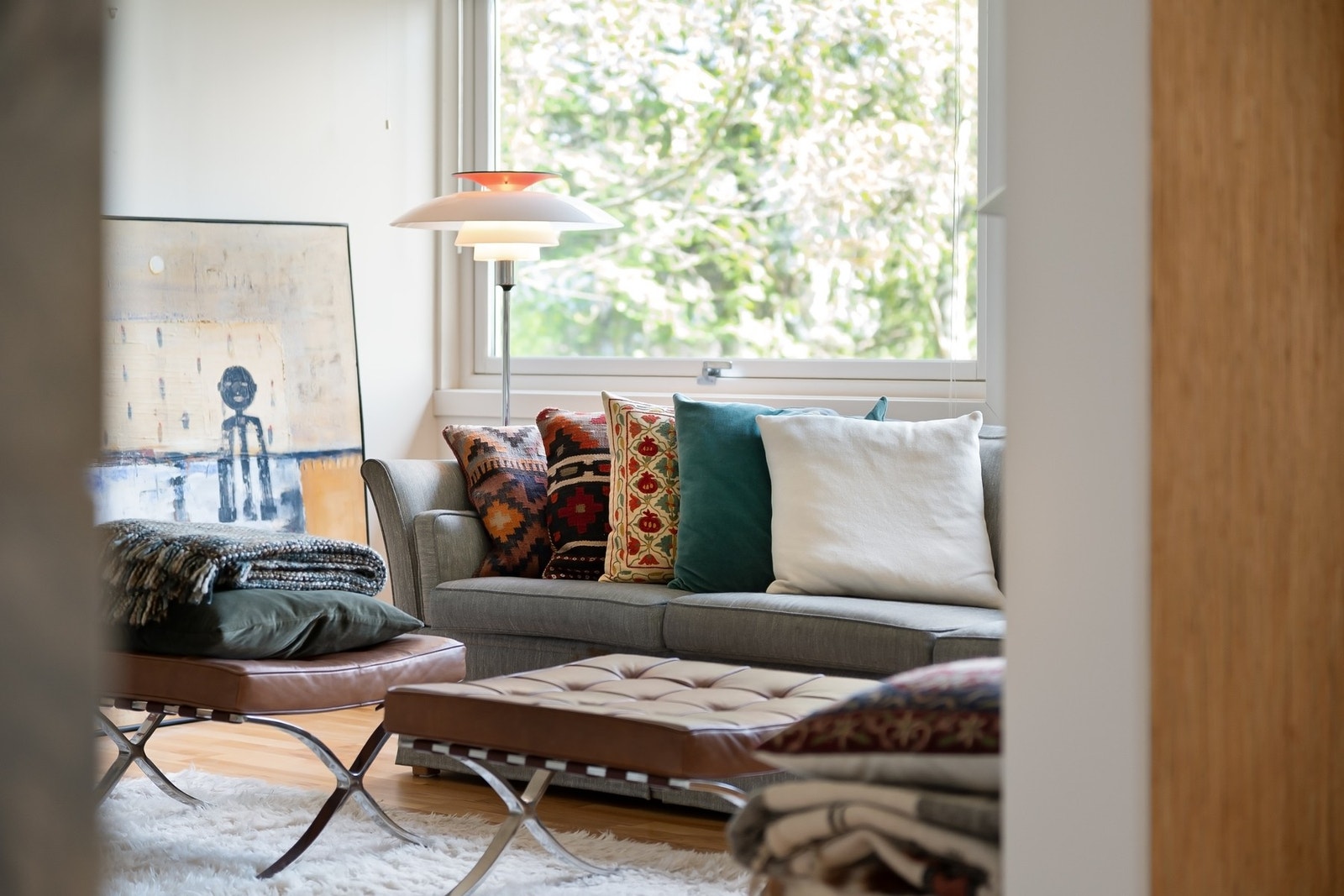 Lyst rom med store vinduer og moderne møbler. Galleribilde