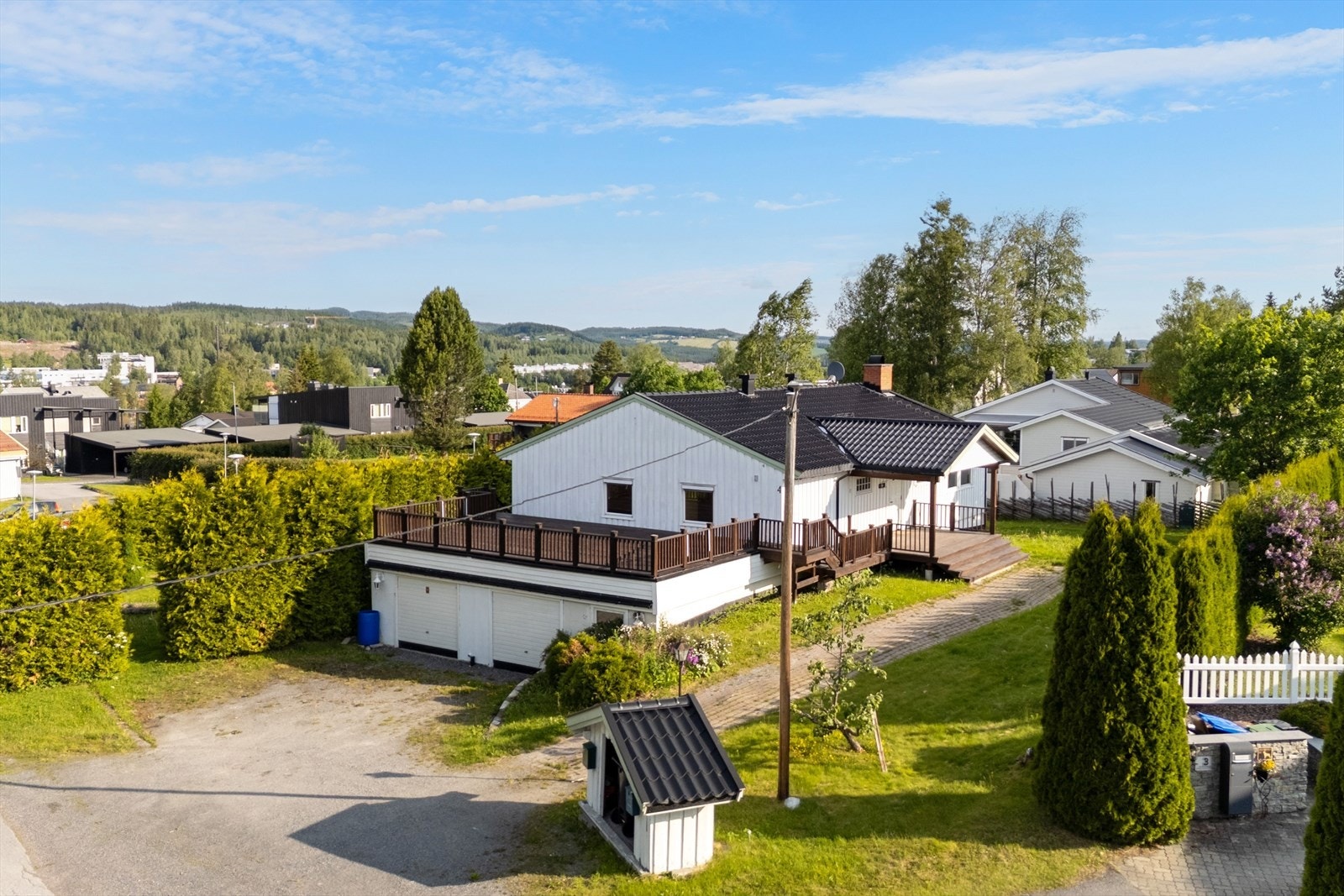 gruset gårdsplass, direkte innkjøring til garasjer, gangsti med belegningsstein. Galleribilde