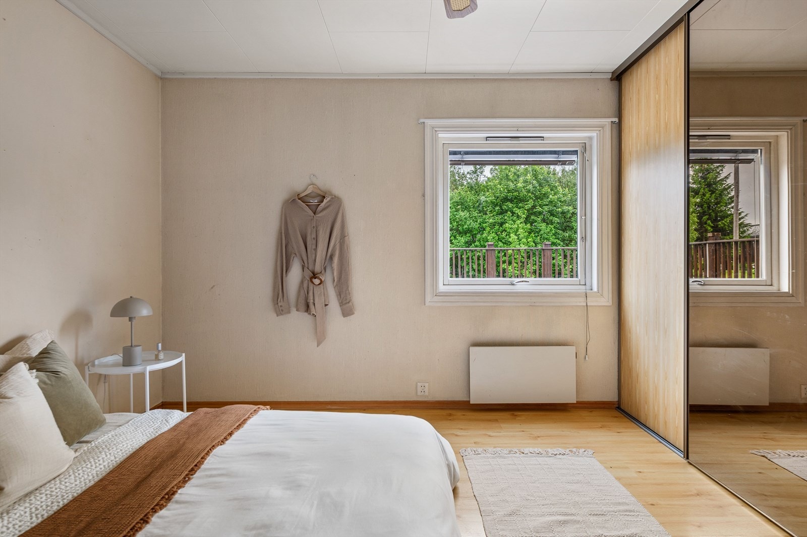 Hovedsoverommet har skyvedørsgarderobe, panelovn til oppvarming. Galleribilde