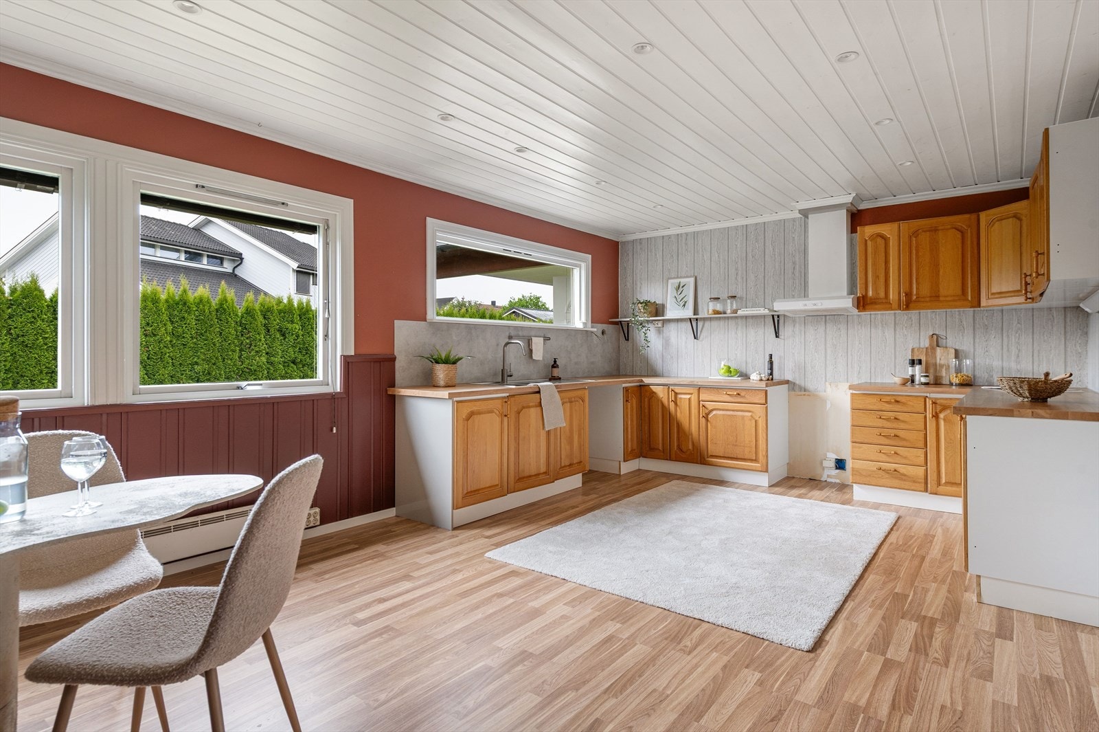 Stort kjøkken på hovedplan med eldre innredning, frittstående plass til hvitevarer. Galleribilde