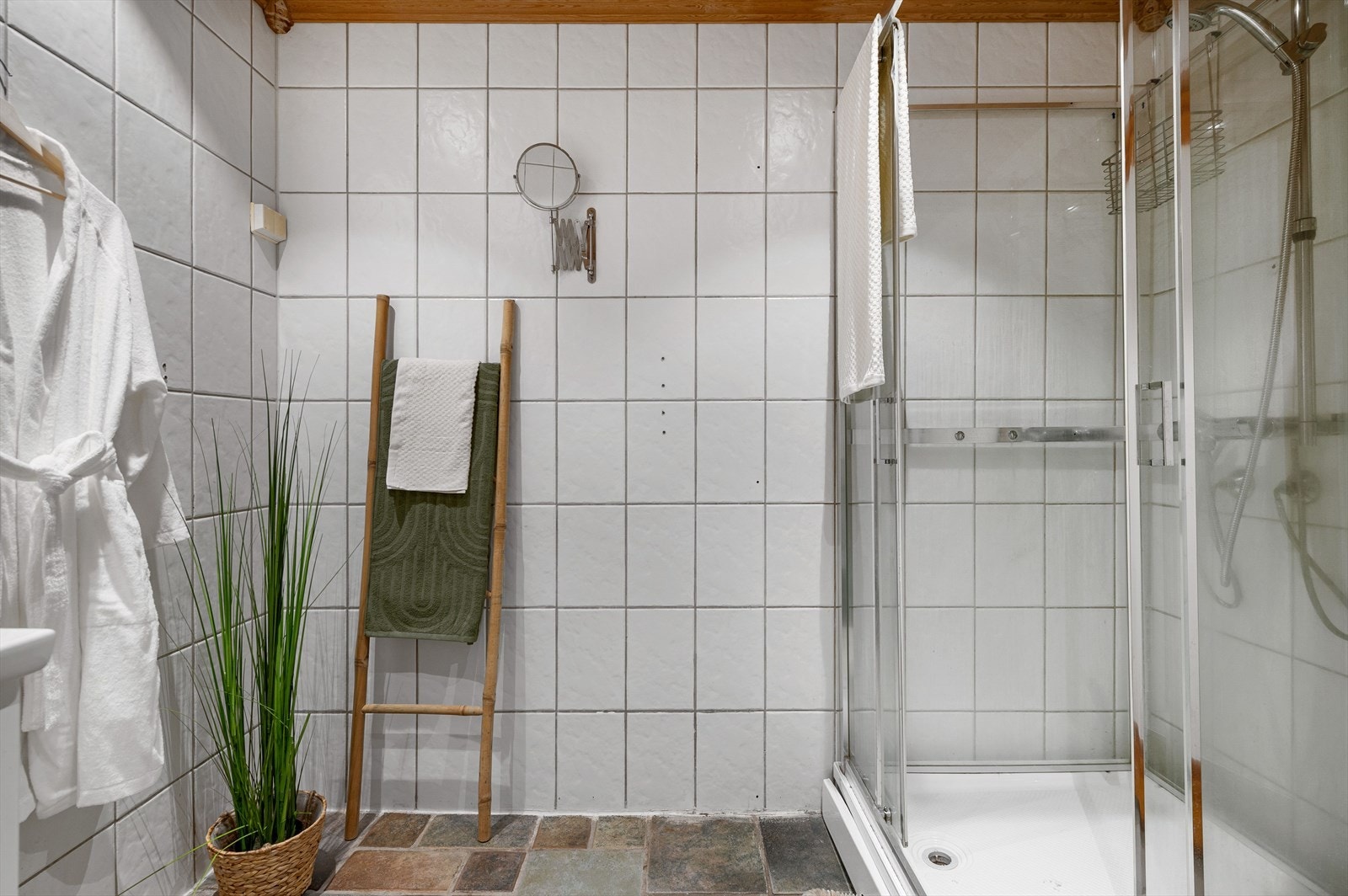 badet har dusjkabinett og gulvmontert wc. Galleribilde