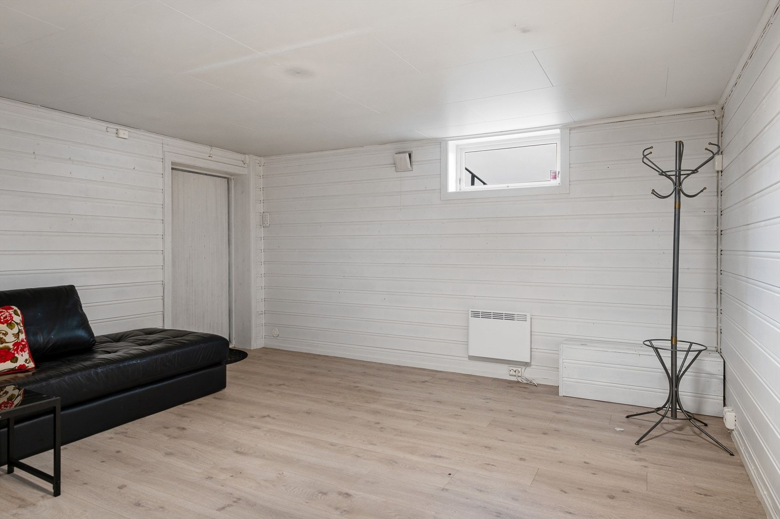 Rom innredet som stue, oppvarming med panelovn. Galleribilde