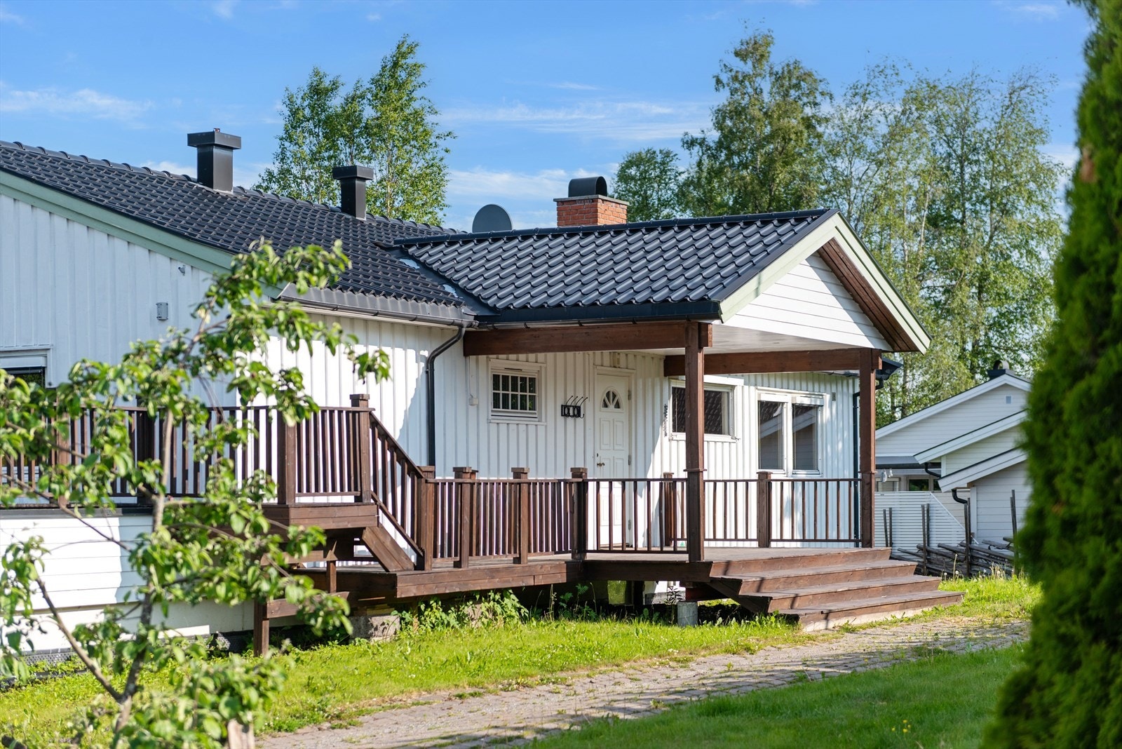 Overbygget inngangsparti og trapp opp til terrasseareal. Galleribilde