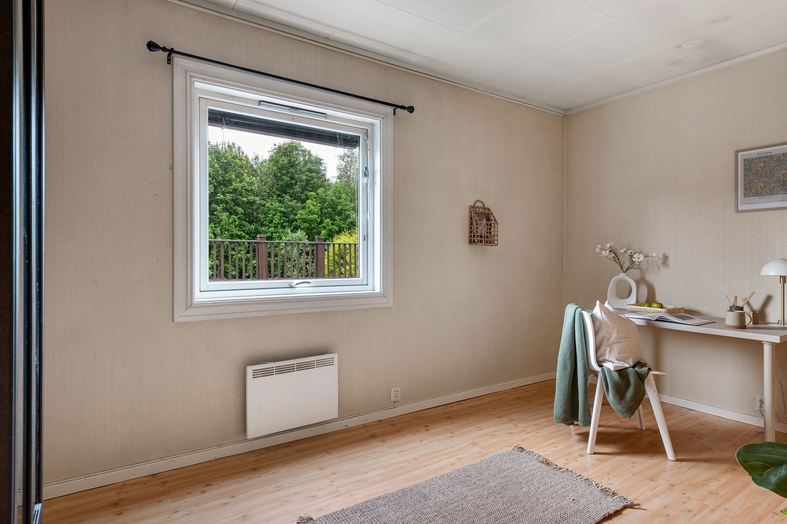 Soverom to på hovedplan, innredet med kontorpult. Galleribilde