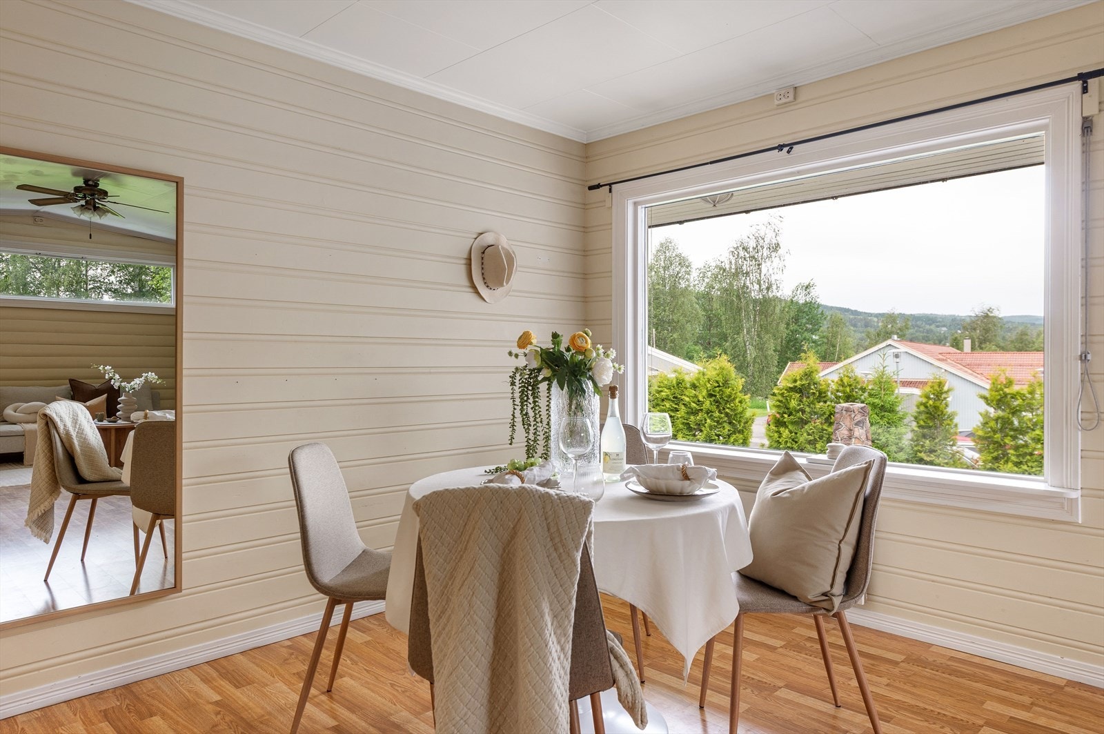 Store vindusflater med rikelig av dagslys inn. Galleribilde