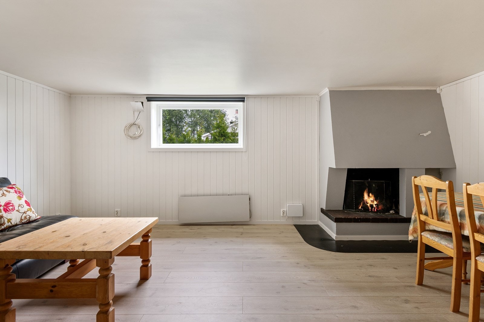 Stuen har en meget koselig åpen peis for hygge og varme. Galleribilde