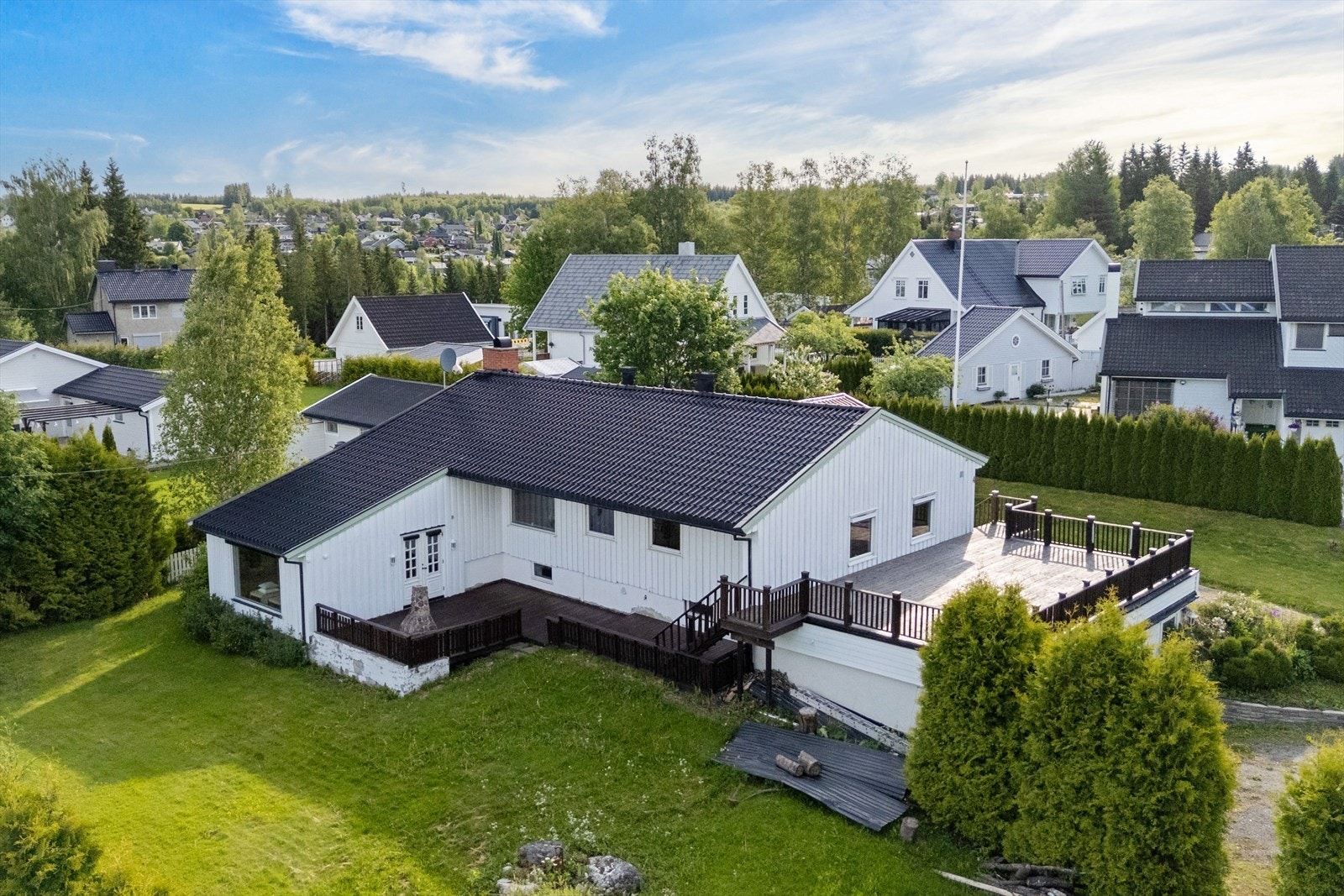 Boligen har store og fine terrassearealer med adkomst til hage. Galleribilde