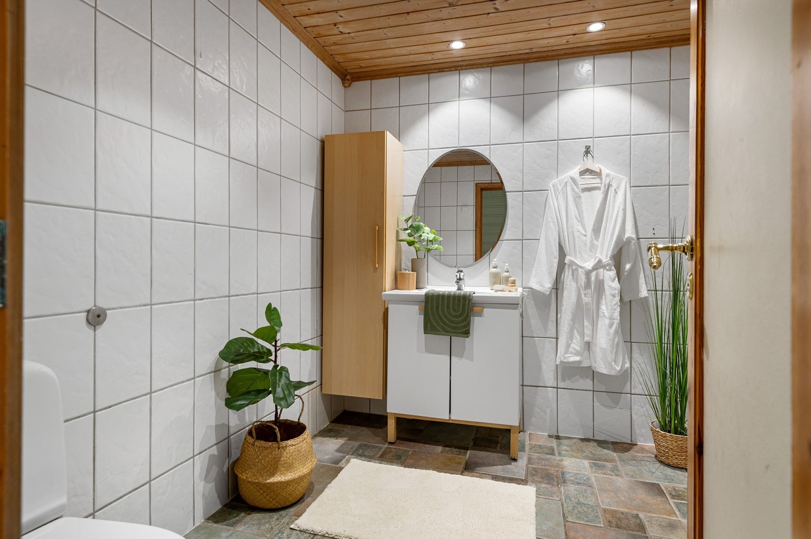 Helfliset bad i 1.etasjen med downlights i himlingen. Galleribilde