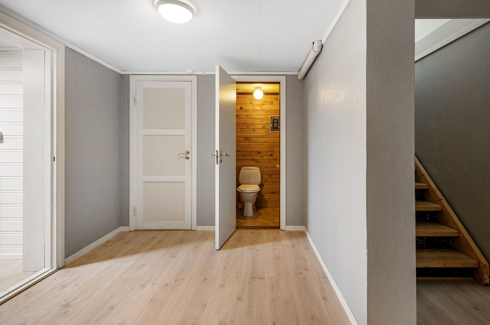 Trapp ned til underetasjen, her er det separat wc-rom. Galleribilde