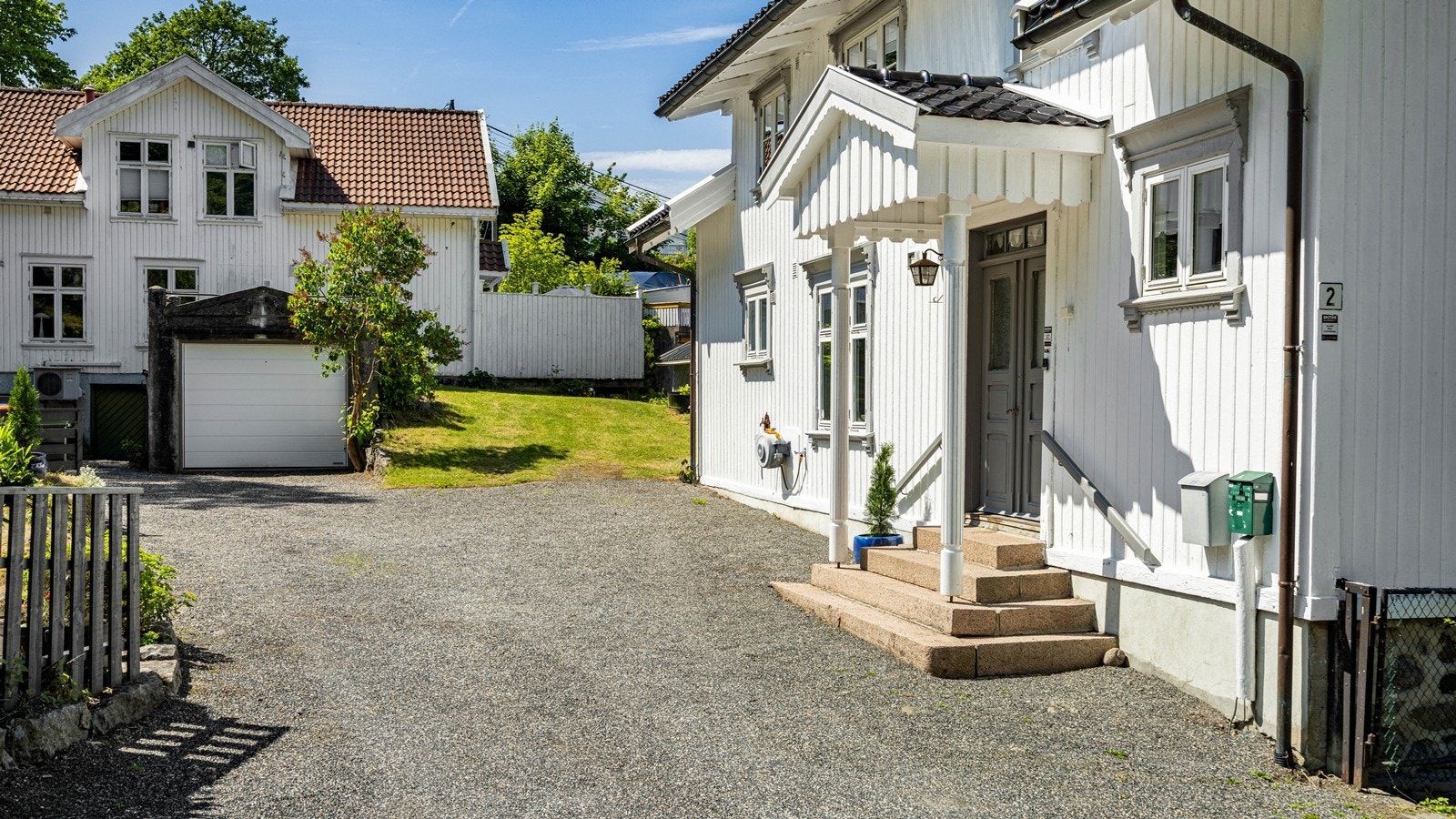 Romslig og hyggelig tun med god plass til biler evnt uteplasser Galleribilde