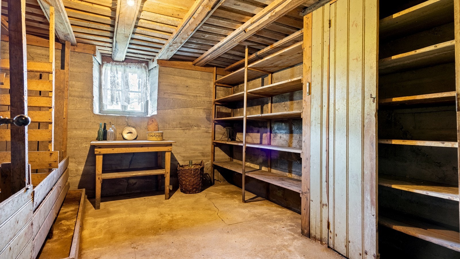 Kjelleren er innredet med hyller Galleribilde