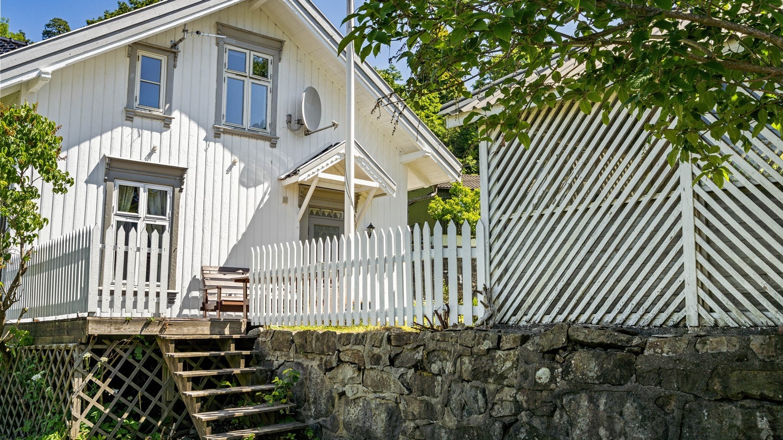 Hyggelige uteplasser på hele eiendommen Galleribilde