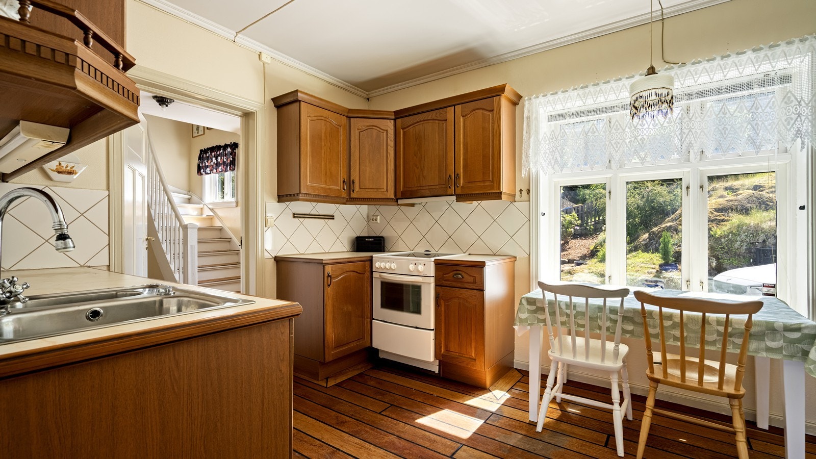 God plass til spisebord på kjøkken Galleribilde