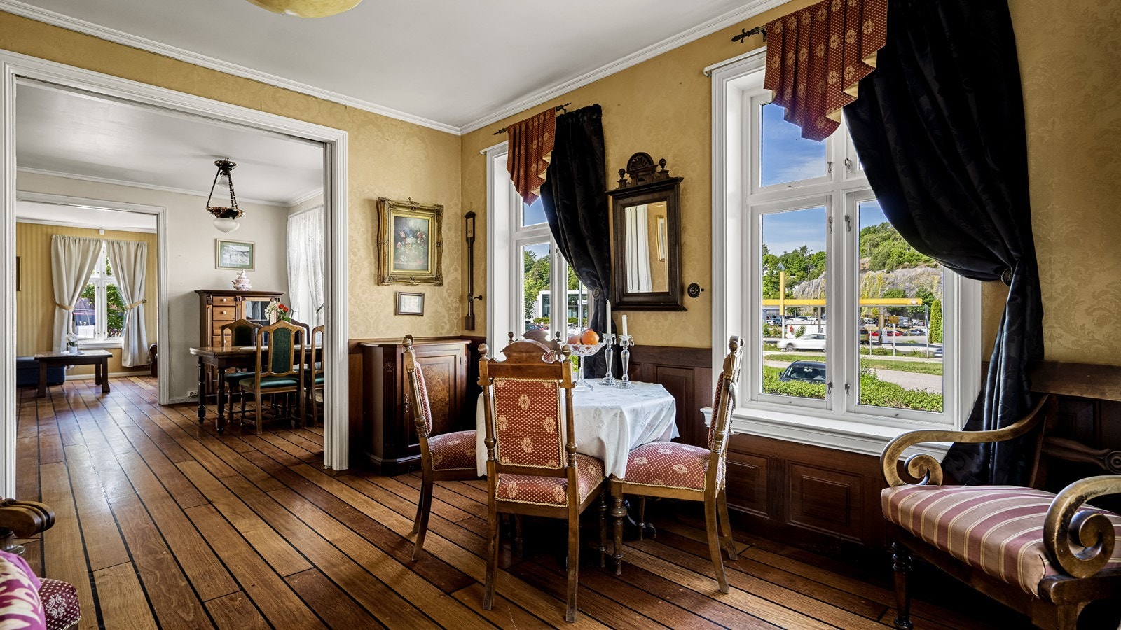 Romslig stue med gode materialvalg Galleribilde