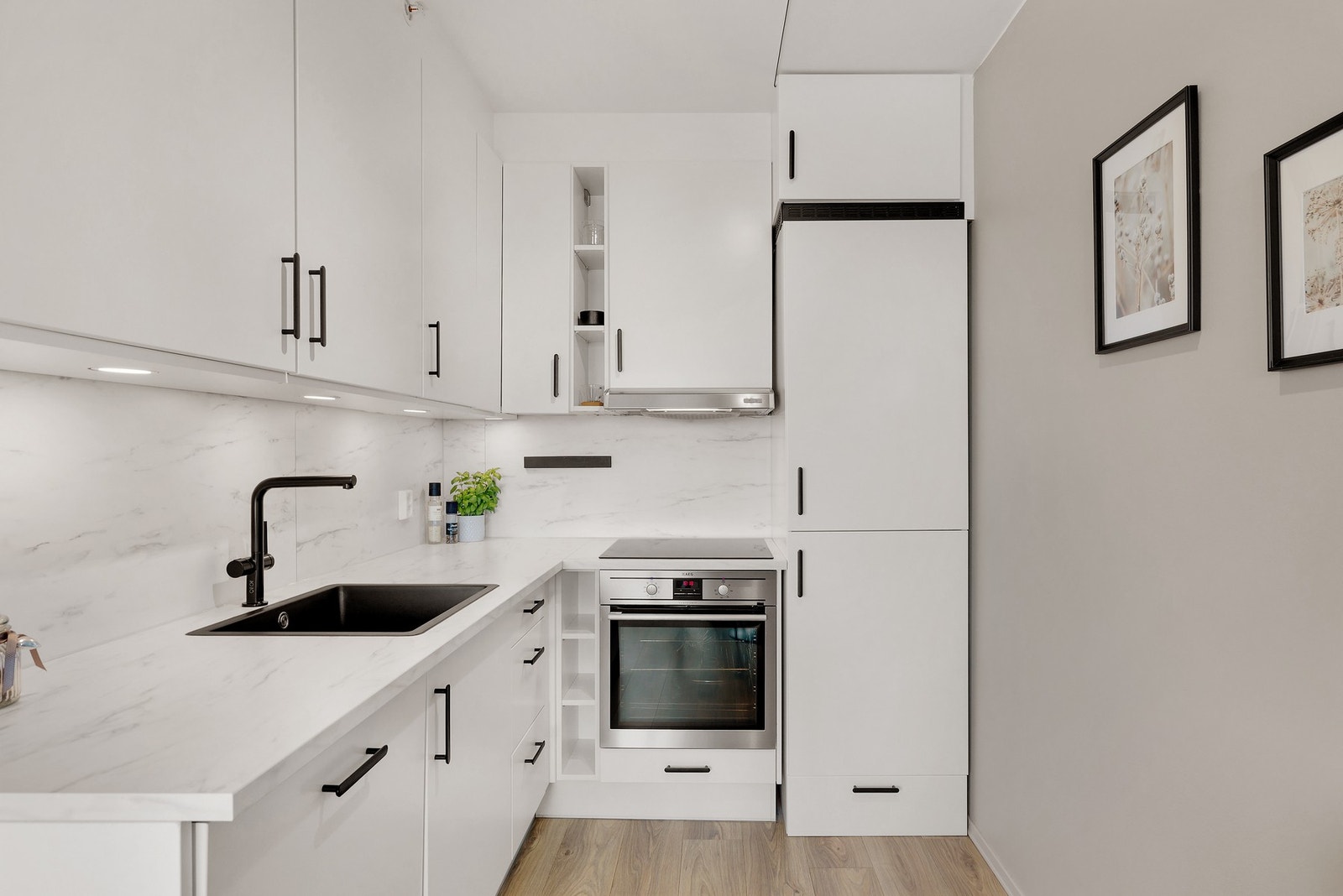 Kjøkkenet ble oppgradert i 2023 med ny benkeplate, kum, kran, integrert kjøleskap, belysning og håndtak på skapene. Galleribilde