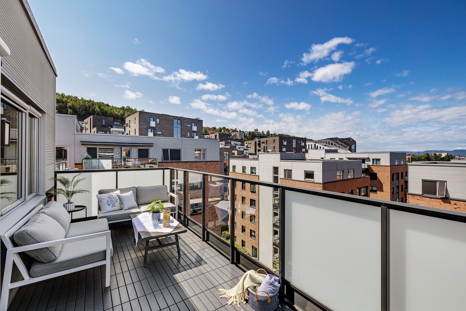 Her har du sol fra ca midt på dagen og til den går ned. Galleribilde