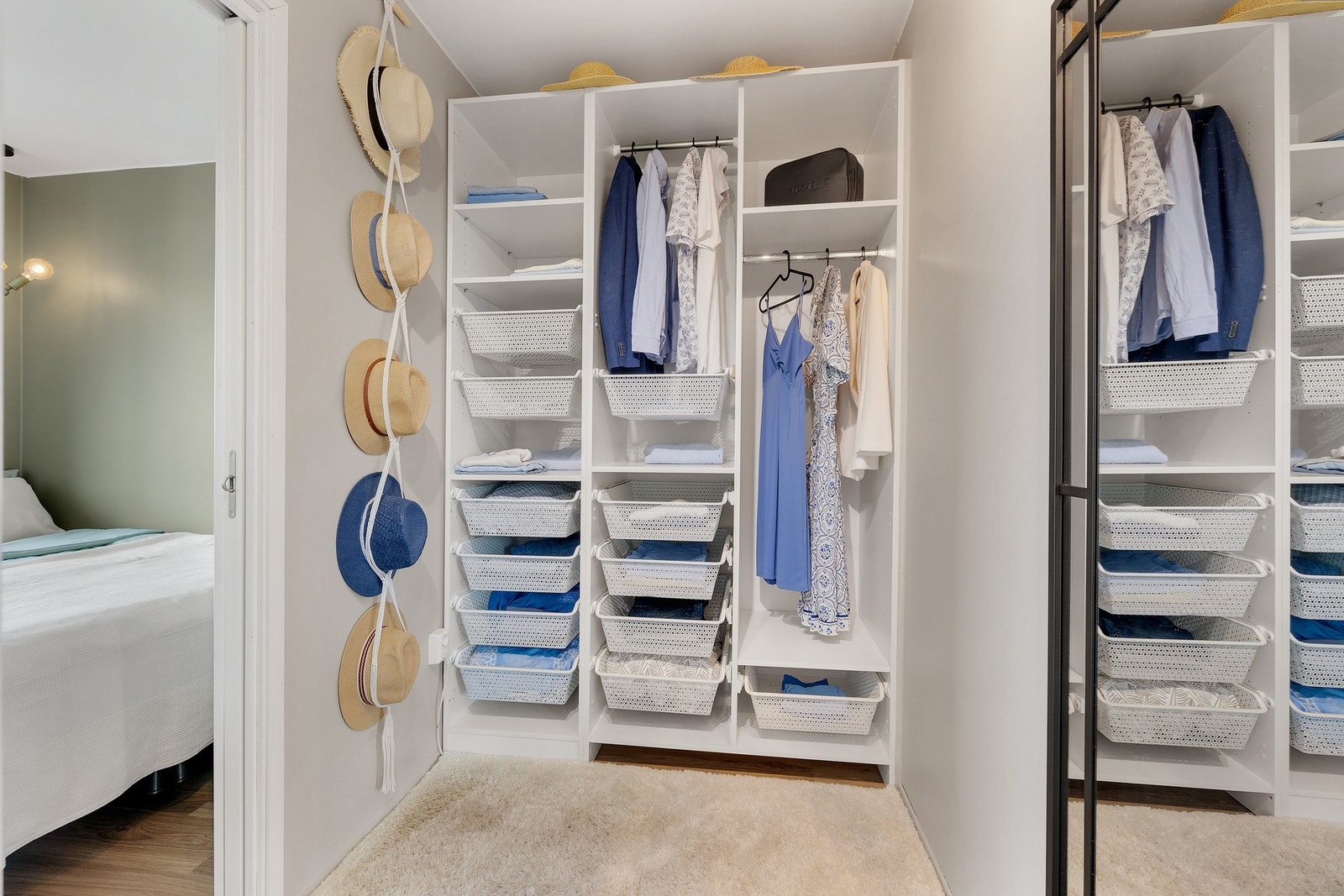 Eier har gjort om soverom med å sette opp en lettvegg mellom garderoben og soverom for å lage separate soner. Denne løsningen er ikke godkjent, se kommentar fra takstmann i tilstandsrapport. Galleribilde