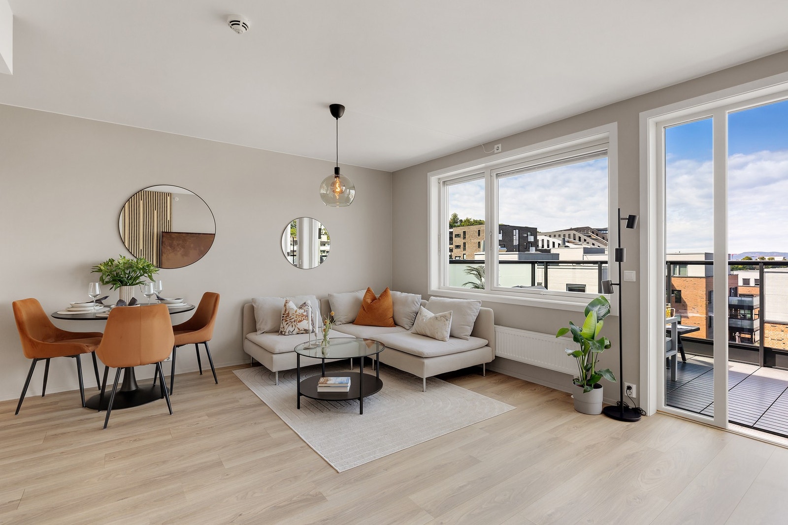 Fra balkongen kommer vi inn en romslig stue med plass til sofagruppe og spisebord. Galleribilde