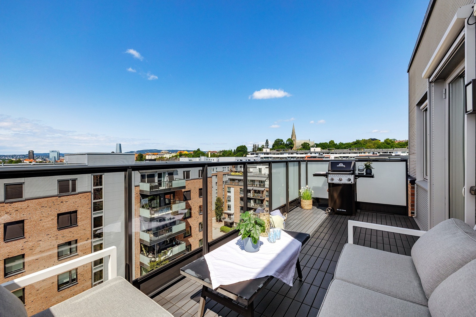 En lekker 2-roms toppleilighet med stor, vestvendt balkong, 1 parkeringsplass for bil og 1 Mc-plass i kjeller. Galleribilde