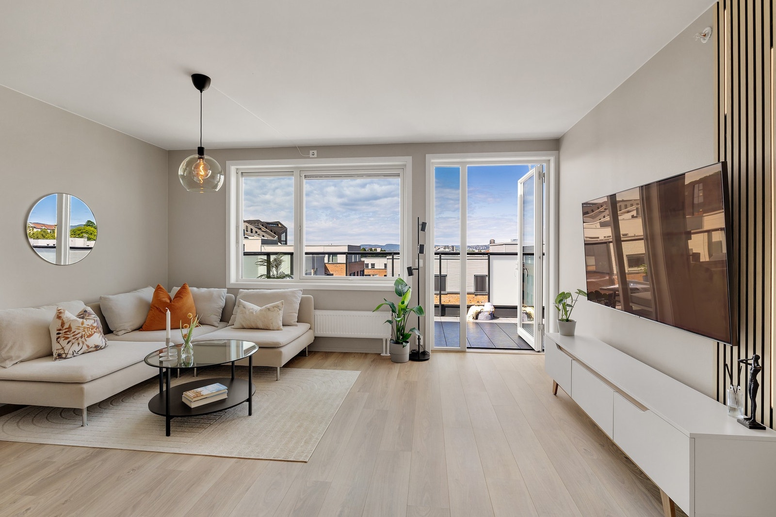 Moderne fargevalg og store vindusflater som slipper inn rikelig med dagslys. Galleribilde