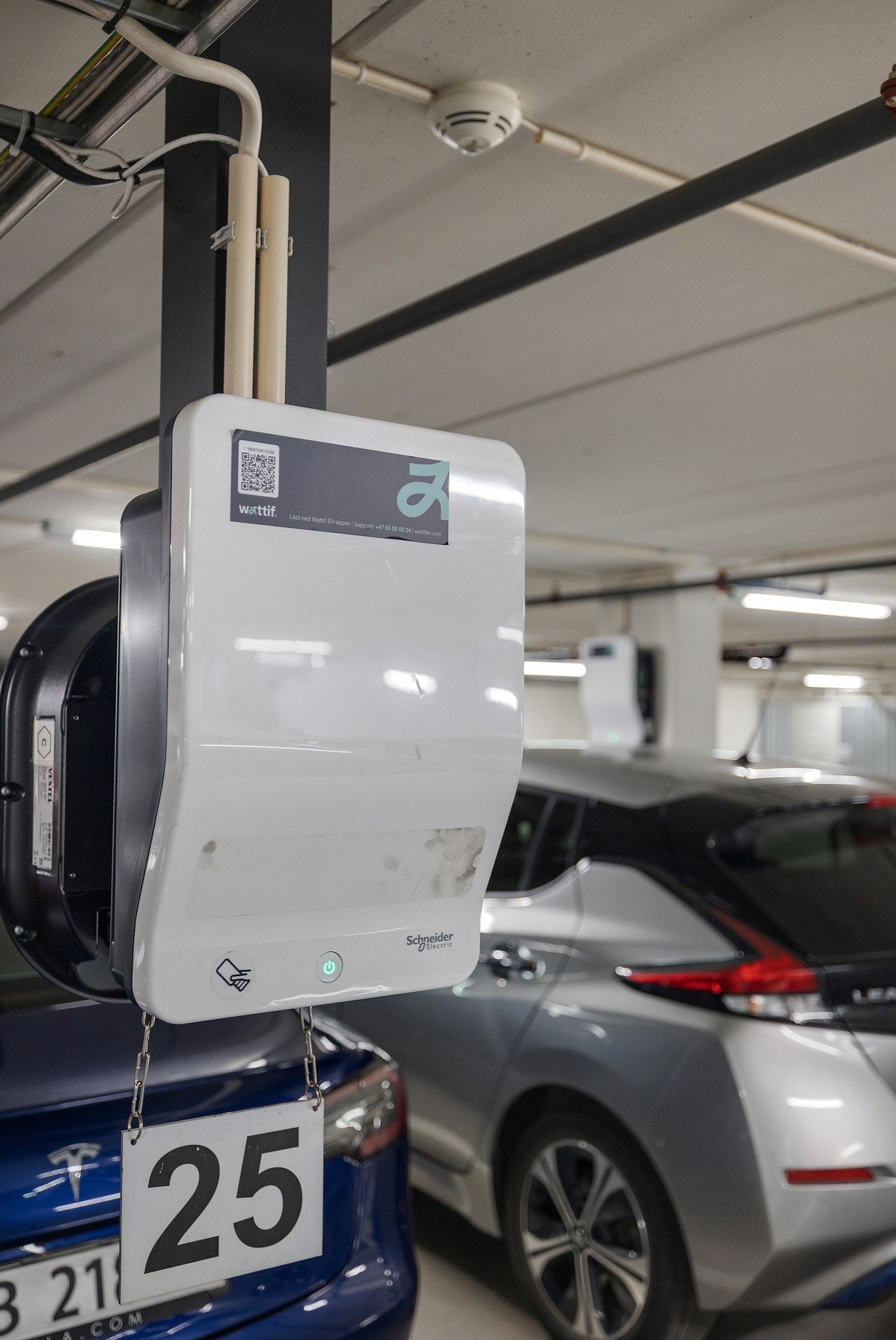 Lader på garasjeplass. Galleribilde