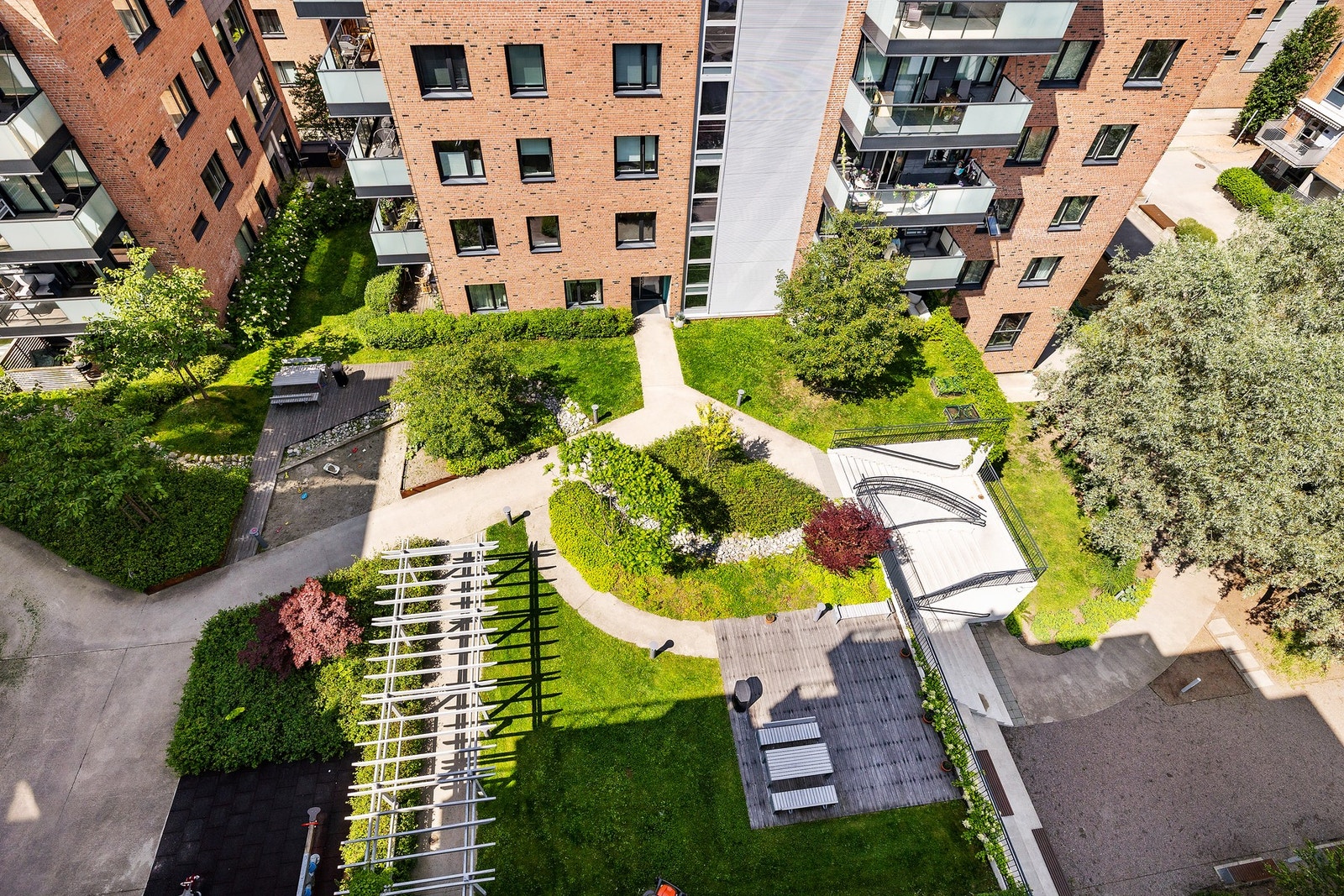 Utsyn fra balkongen ned mot felles hage. Galleribilde