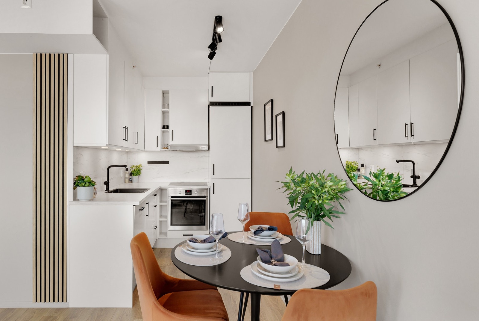 Spiseplass i tilknytning til kjøkken. Galleribilde