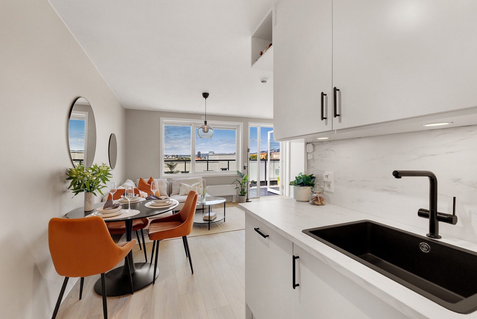 Godt med skap og benkeplass. Galleribilde