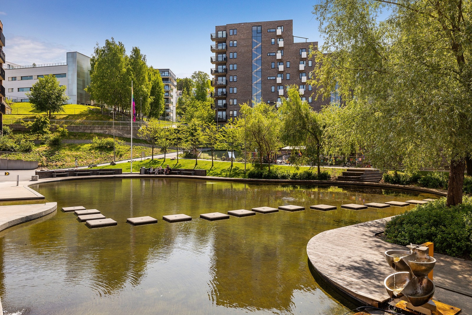 Kværnerbyen har en liten elv som renner gjennom og brukes flittig av naboer. Det blir skytebane her på vinteren. Galleribilde
