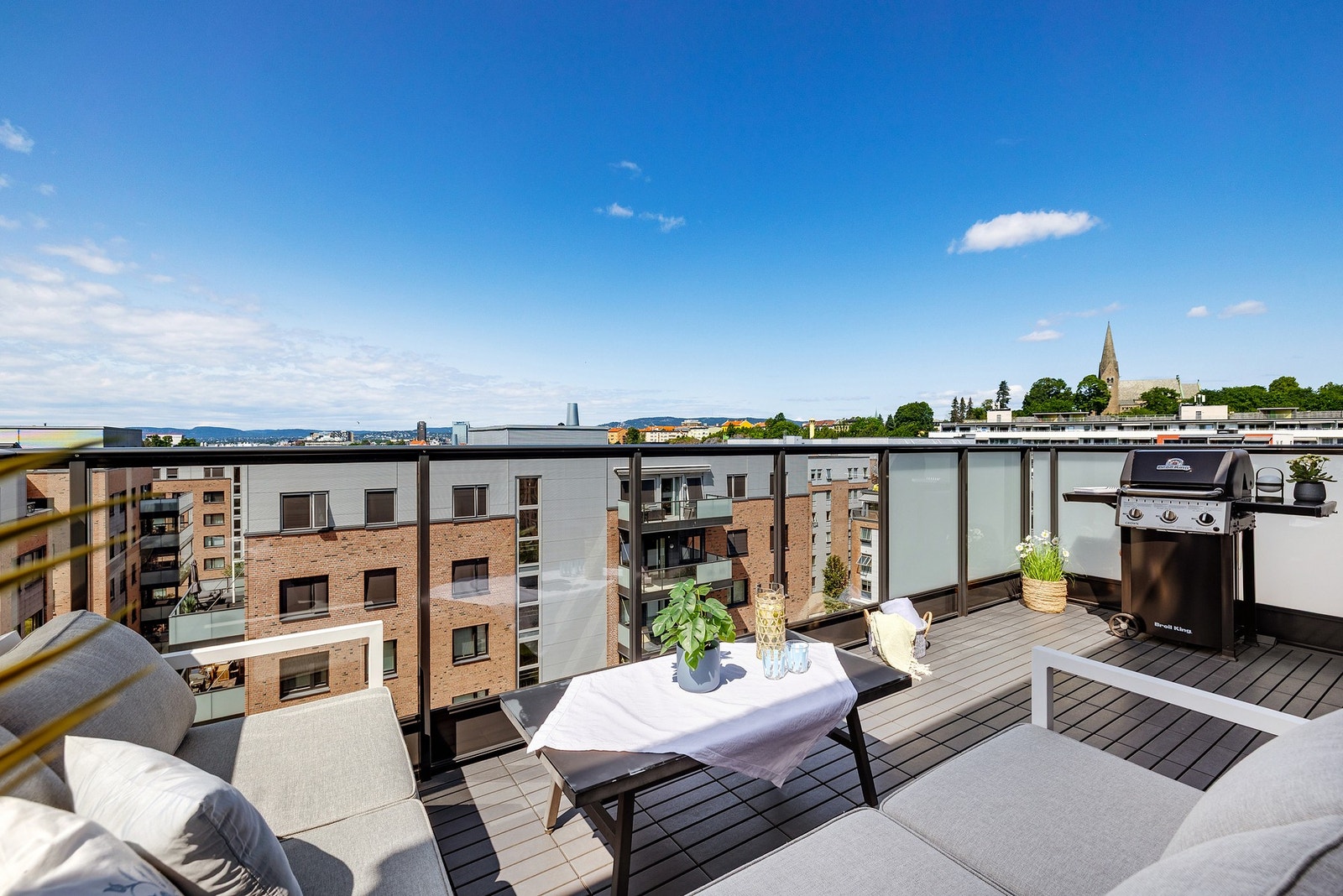 Vestvendt balkong på 13 kvm med plass til grill, sofagruppe og planter. Galleribilde