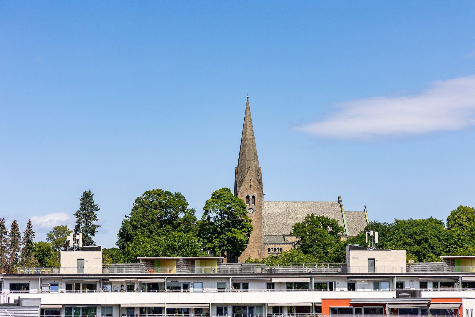 Vålerenga kirke i bakgrunnen. Galleribilde