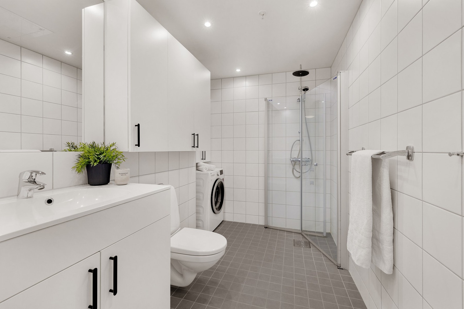 Badet er stort og var nytt i 2018. Moderne innredning med skap, speil og servant. Det er opplegg for vaskemaskin og tørketrommel. Galleribilde