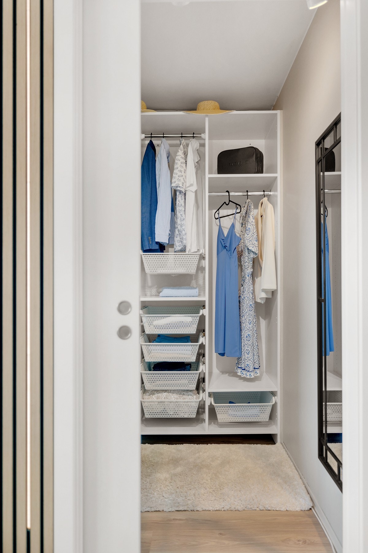 Fra stuen går du gjennom en fin garderobeløsning for å komme til soverommet Galleribilde