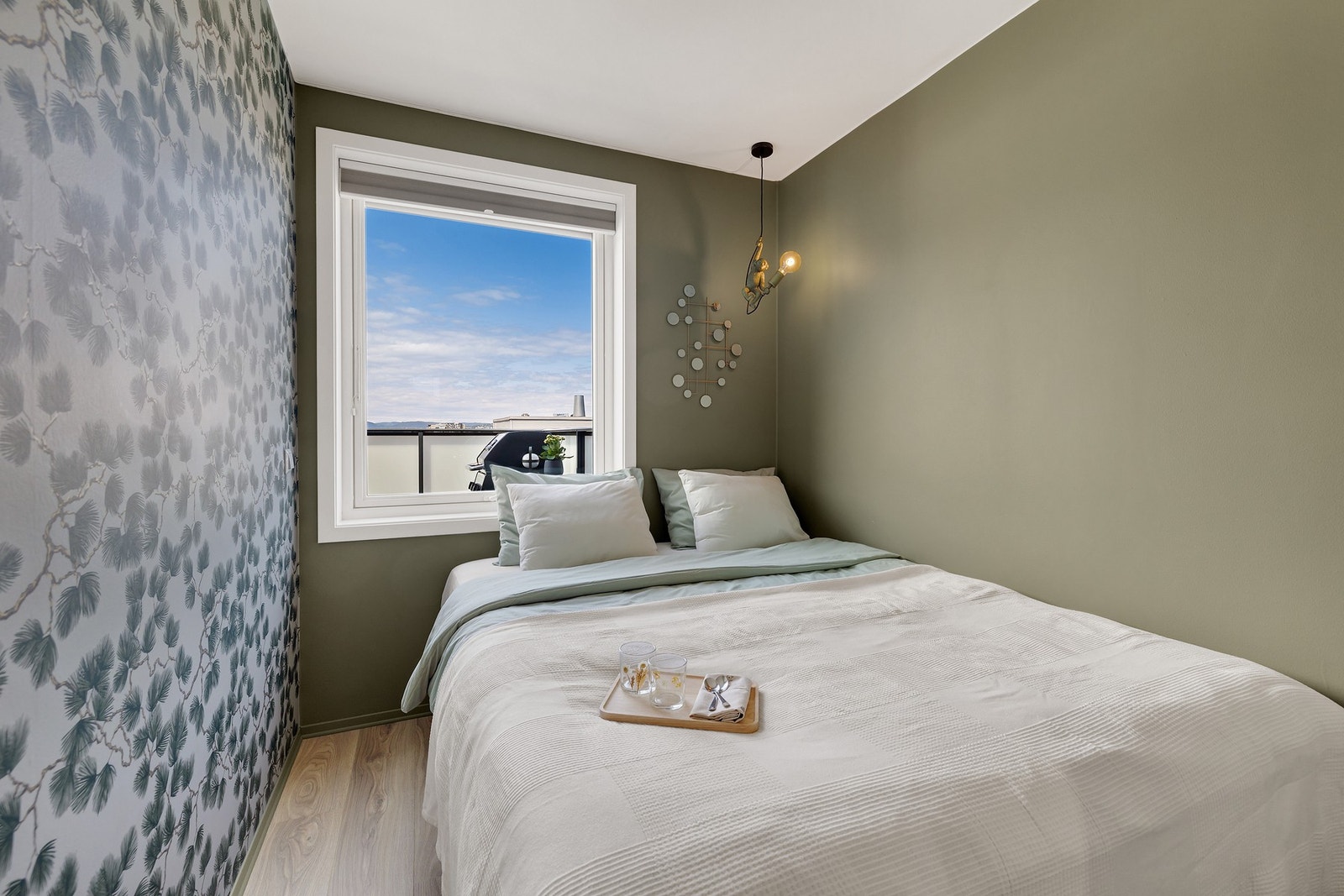 Soverommet har god plass til seng og nattbord. Galleribilde