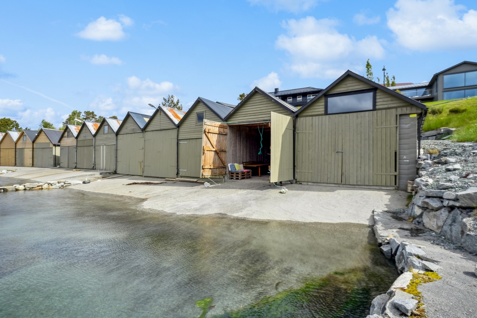 PrivatMegleren presenterer et naust helt i sjøkanten med idyllisk beliggenhet. Galleribilde