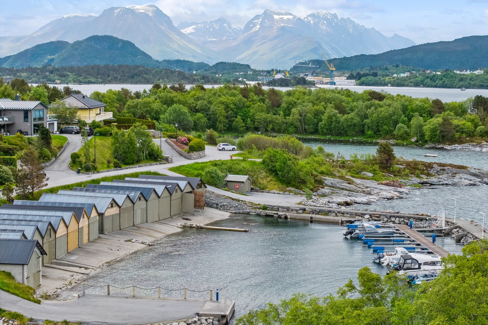 De daglige servicetilbudene kan gjøres på Kiwi Hatlane som ligger kun 13 minutter i gåavstand og ca. 3 min med bil. Til Ålesund sentrum er det ca. 10 min og til Amfi Moa er det ca. 10 min. Galleribilde