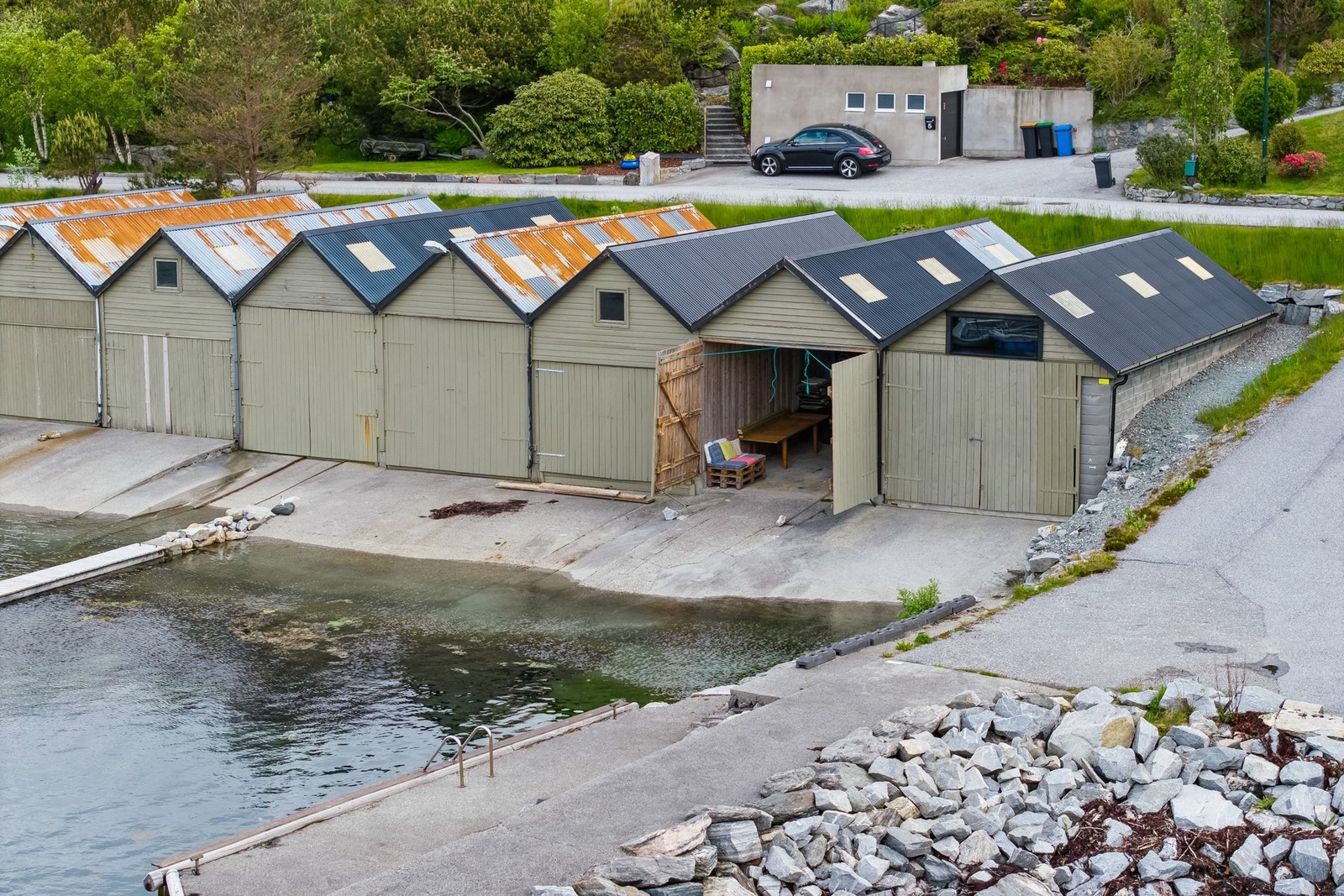 Om du er ute etter avslapping, badeliv eller å ta båten ut på fjorden, ligger alt til rette for det her. Galleribilde