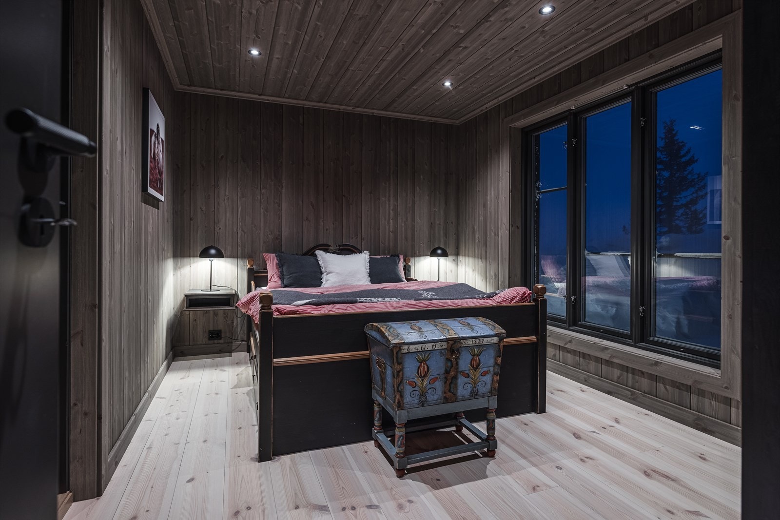 Hovedsoverom med plass til stor seng Galleribilde