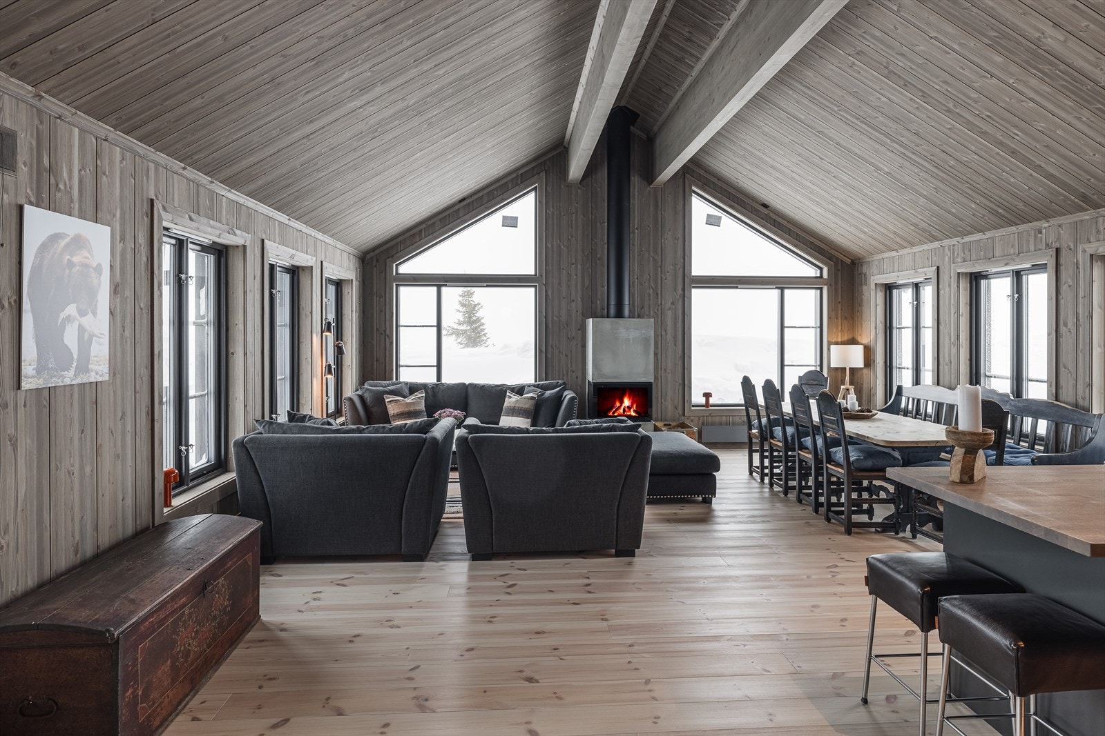 Stuen har meget god plass til både sofagruppe og spisebord. Peisovn Galleribilde