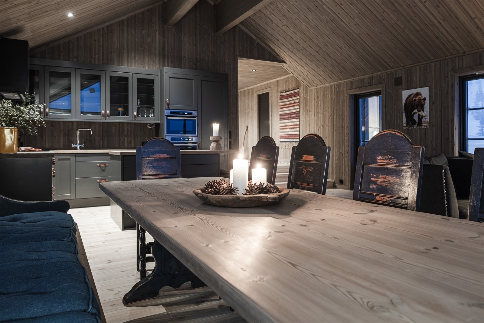 Det er en en god og praktisk løsning med kjøkkenet åpent mot stuen Galleribilde