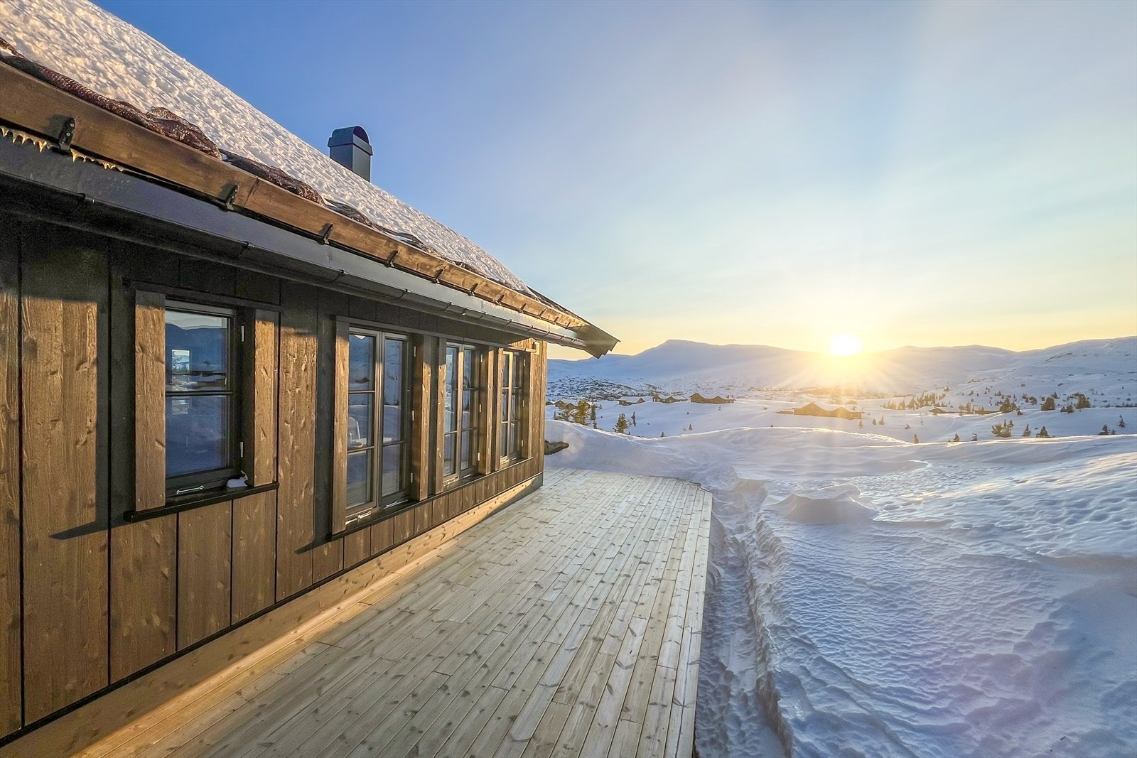 De store terrassene er på hele 84 kvm og har god plass til flere sittegrupper og storslagen utsikt Galleribilde