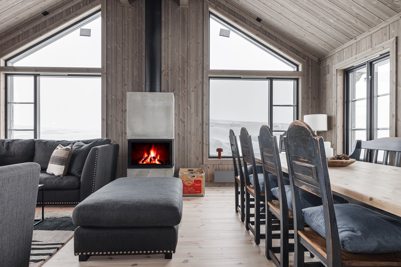 De store og mange vinduene gir rikelig med naturlig lys Galleribilde