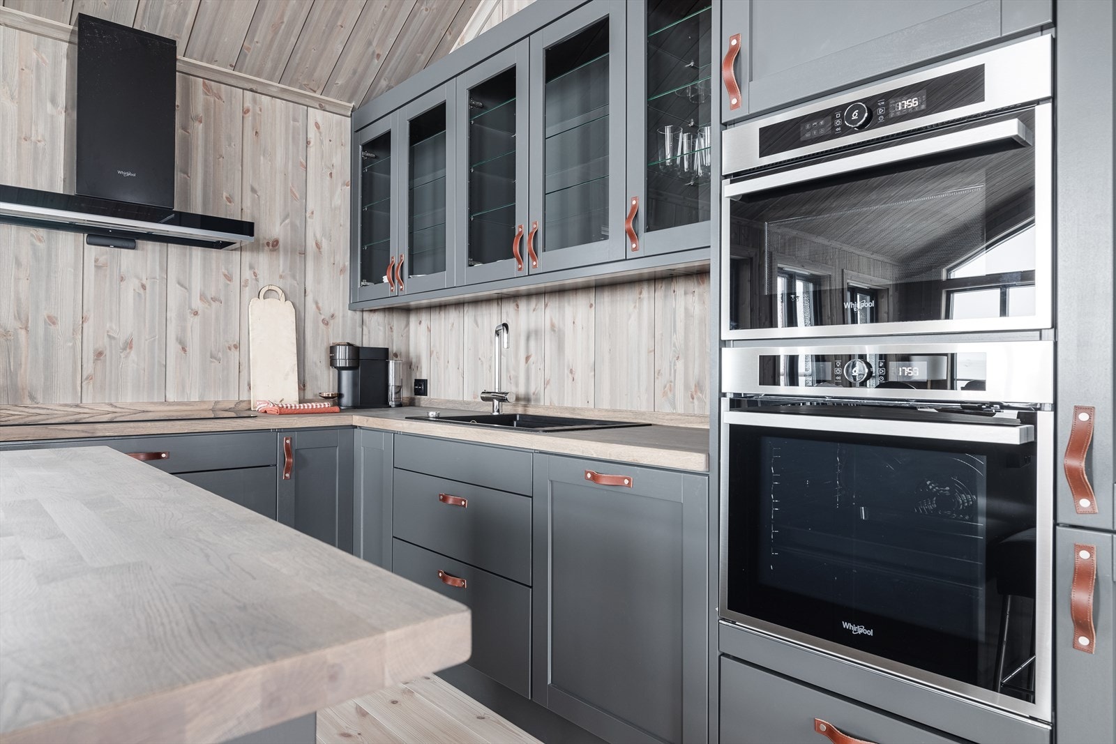 Lekkert kjøkken med mye skap- og benkeplass Galleribilde