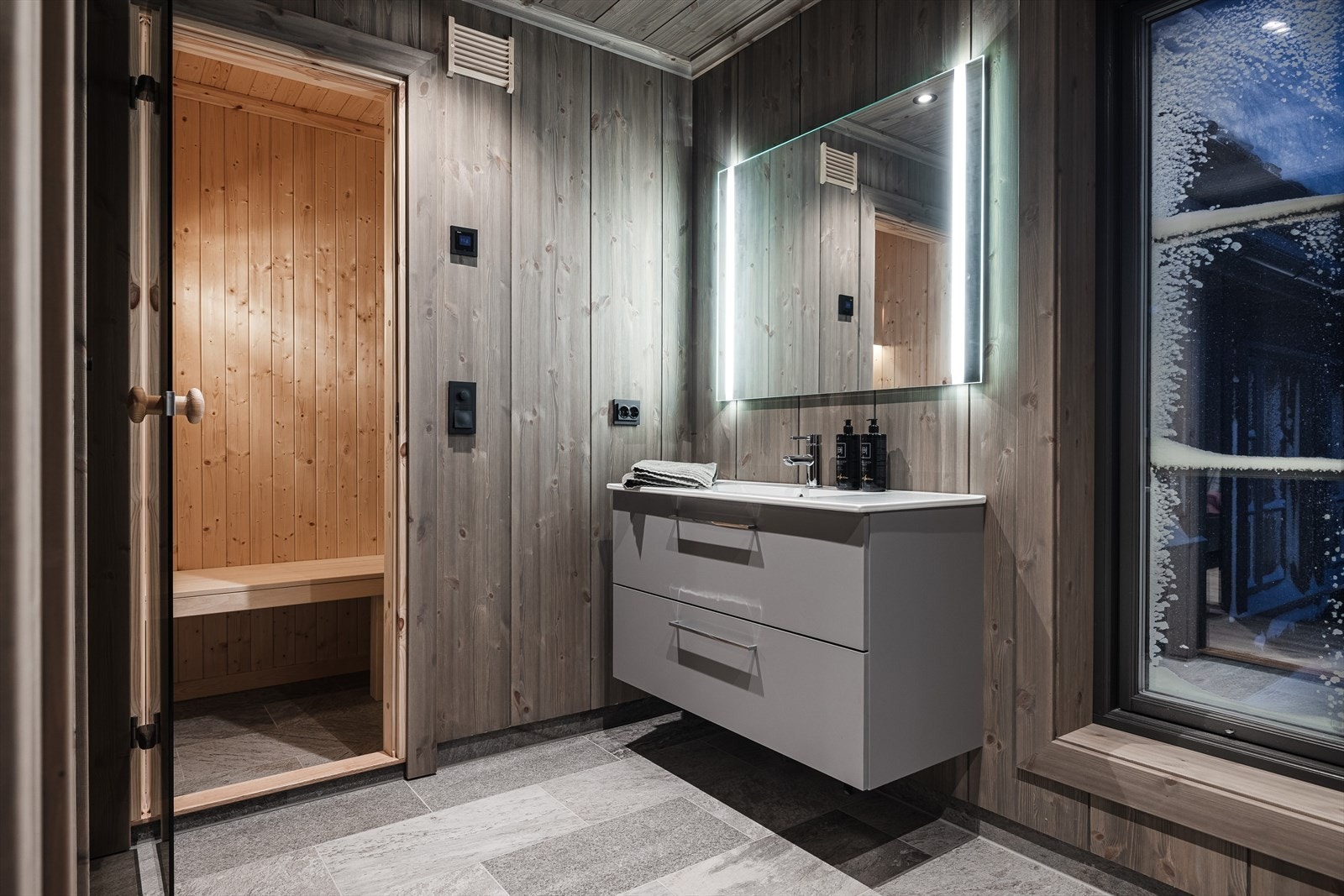 Fra dette badet er det inngang til badstue Galleribilde