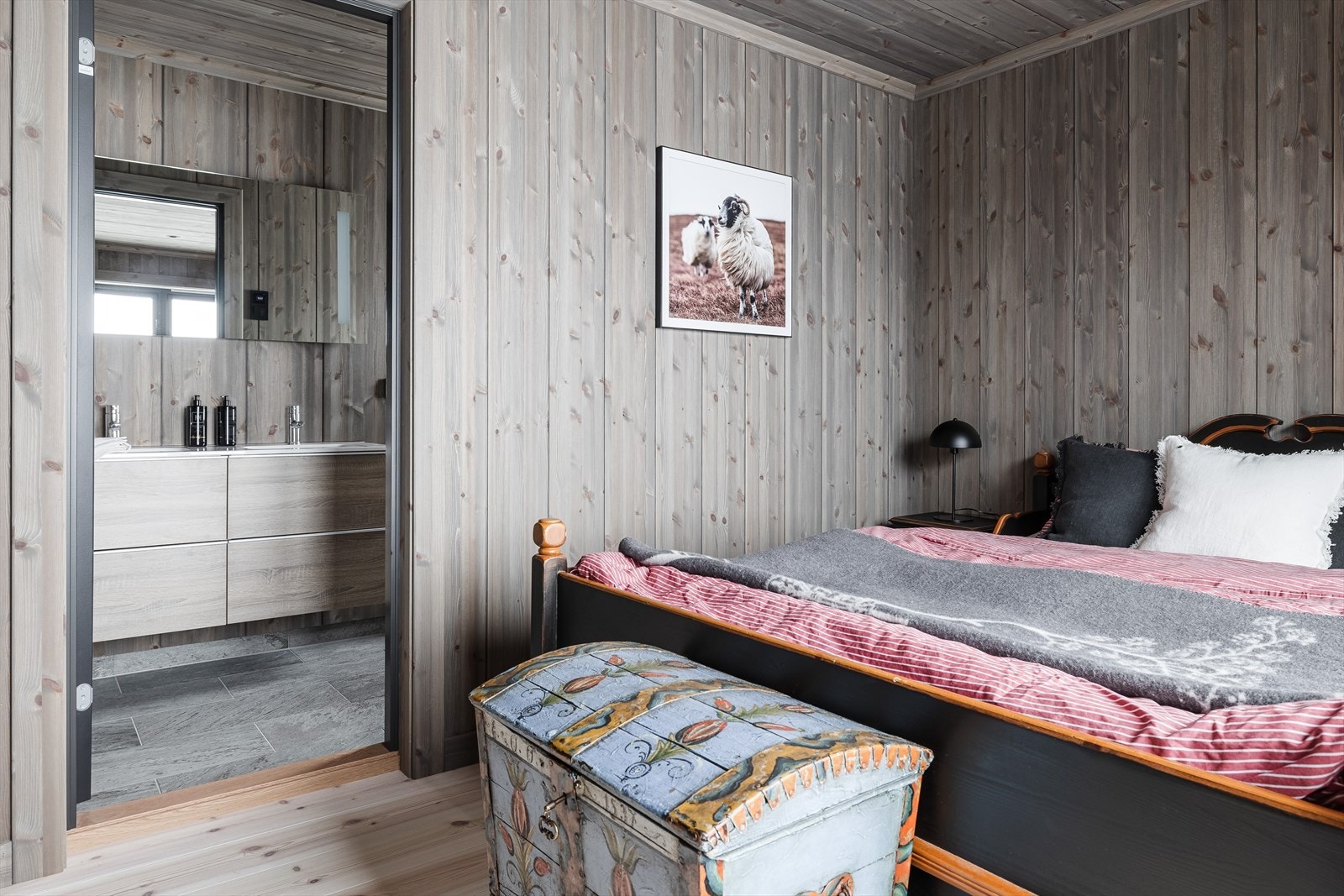 Hovedsoverommet har inngang til eget bad Galleribilde