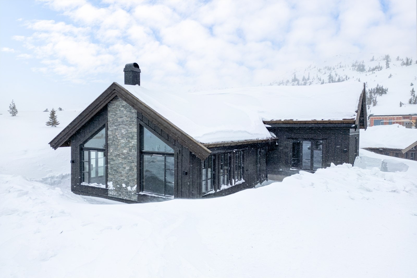 Hytta ligger usjenert til innerst i blindvei Galleribilde