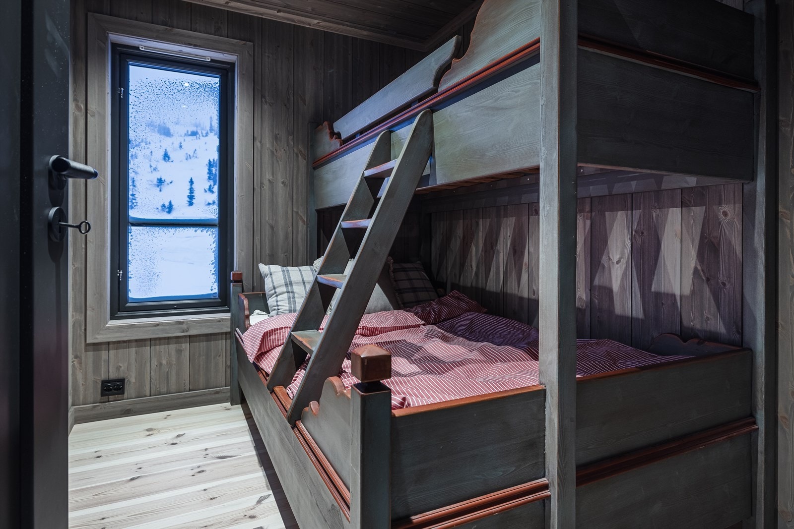 Hytta har tre soverom i hovedetasjen Galleribilde