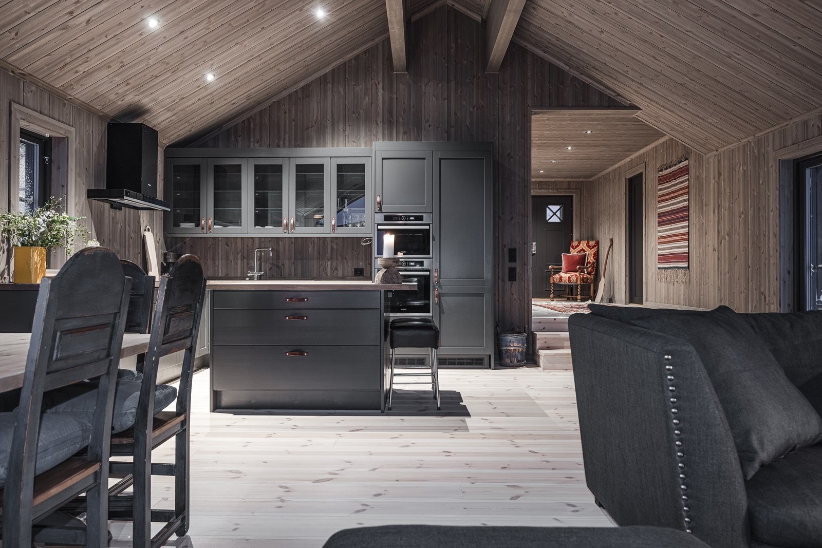 Det er en generøs takhøyde på over 4 meter som gir hytta et luftig preg Galleribilde