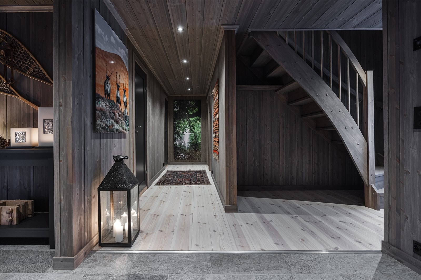 Garderobemuligheter under trapp Galleribilde